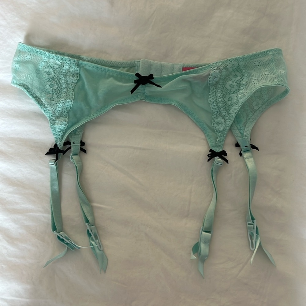 NWOT Betsey Johnson Garter
